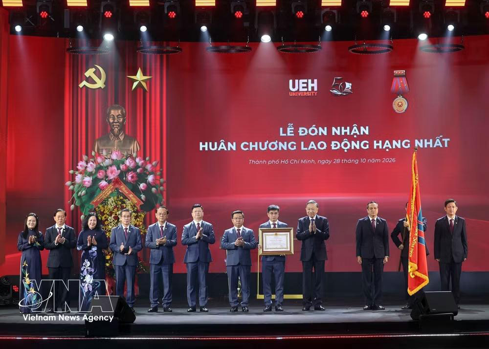 Top leader urges economics university to develop high-quality human resources, nurture talent