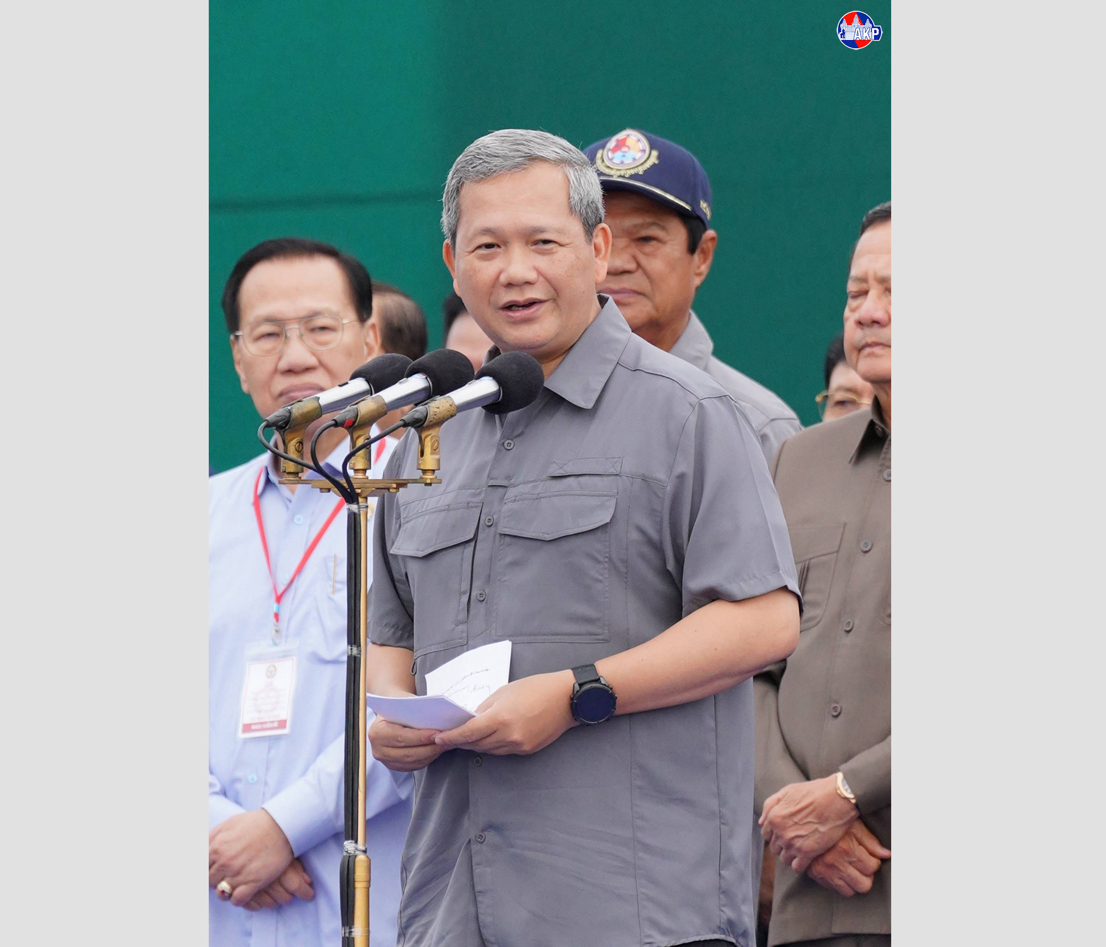 Le PM cambodgien distribue des semences de riz et des aides alimentaires aux familles touchées par les inondations à Battambang