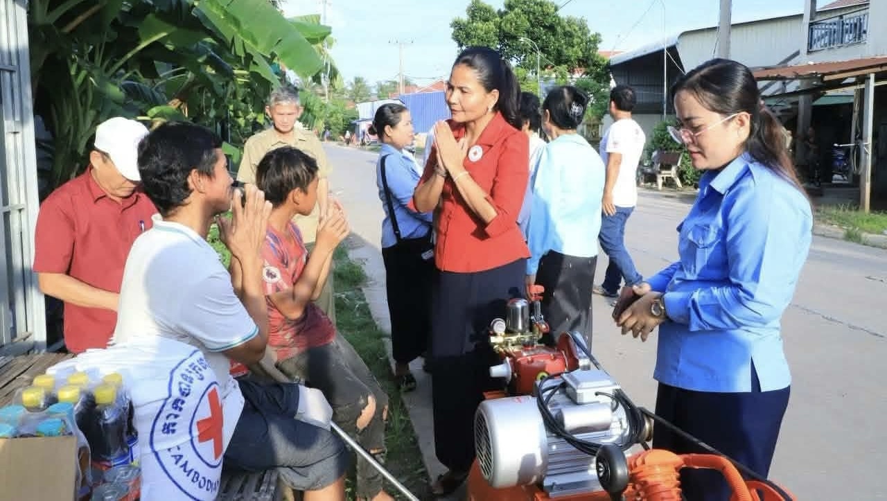 សាខាកាកបាទក្រហមកម្ពុជាខេត្តកណ្តាល នាំអំណោយសម្តេចកិត្តិព្រឹទ្ធបណ្ឌិតជូនគ្រួសារពិការក្រីក្រ នៅស្រុកស្អាង