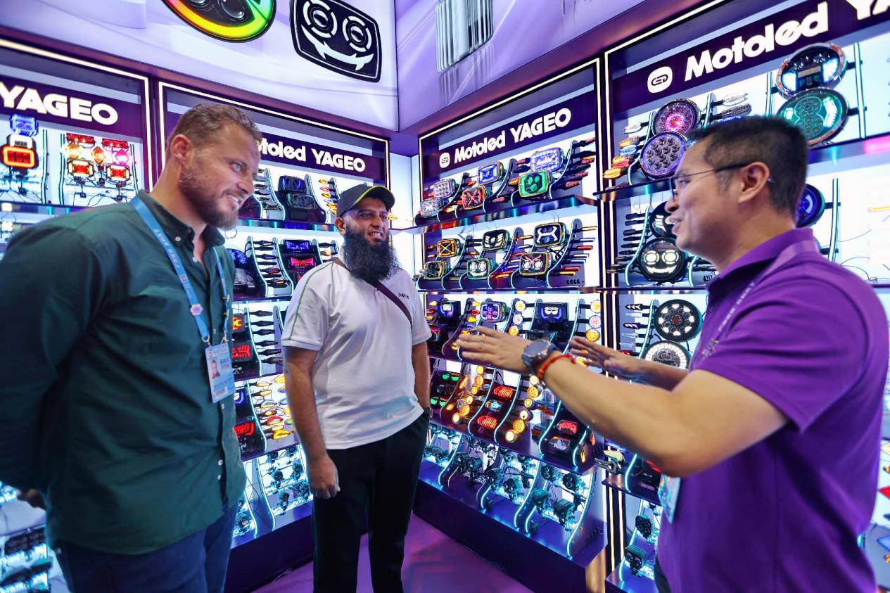 នៅឯពិព័រណ៍ Canton Fair ក្នុងប្រទេសចិន អ្នកទិញបរទេសស្វែងរកអ្វីដែលលើសពីផលិតផល